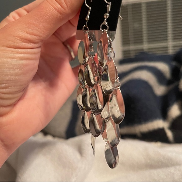 ⭐️3/$25⭐️ NWT Silver Chandelier Earrings - Picture 3 of 4